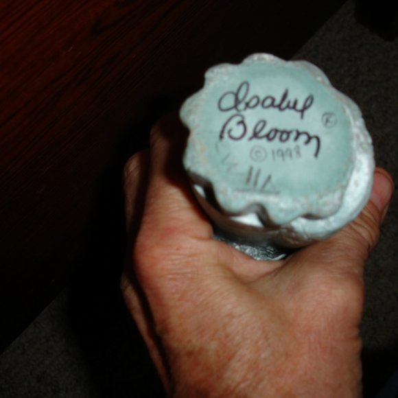 Isabel Bloom Angel - Angel Sucking on Thumb Holding Bear - Decorative Angel 1998 - Picture 6 of 6